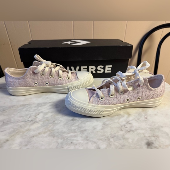 Like NEW Pink Converse all star women’s size 5 - worn once - Picture 3 of 8